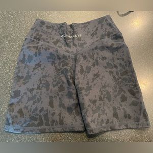 Alphalete surface power short 5” in pebble print black